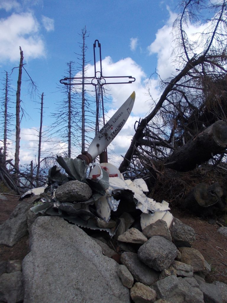 Pomnik po艣wi臋cony katastrofie lotniczej w pobli偶u szczytu Obidowca