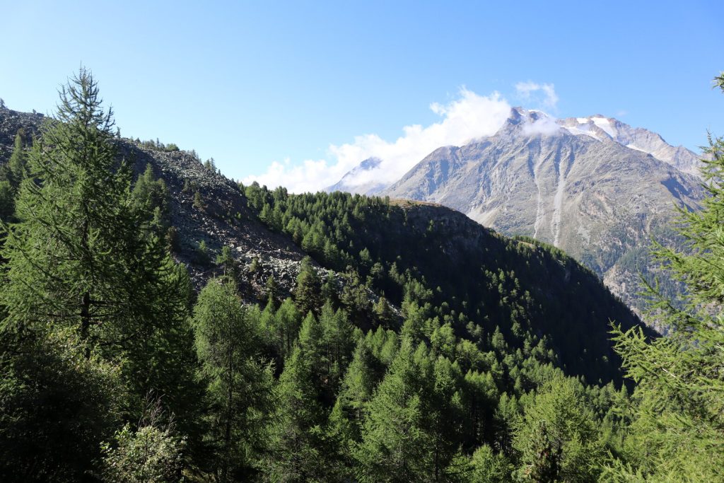 Urozmaicenia na szlaku na tle zachmurzonego Balfrina