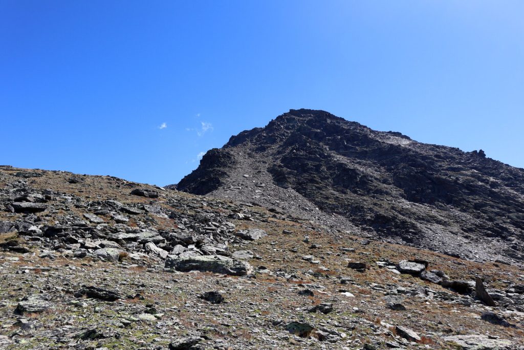 Na podejściu do płaskiego terenu nad przełeczą Sattel