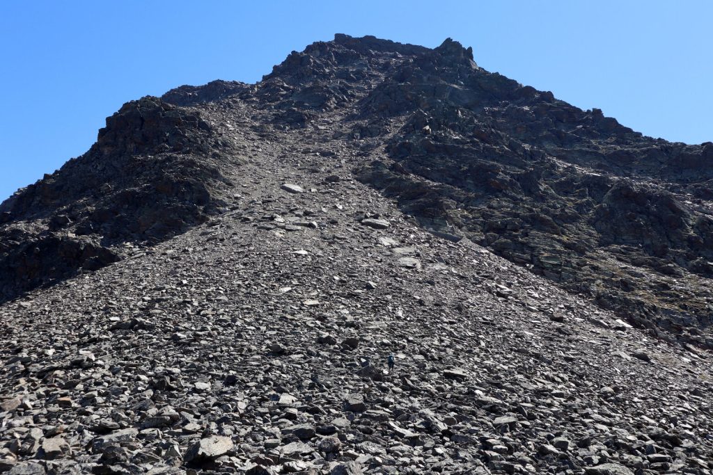 Asia podchodzi samotnie pod żleb