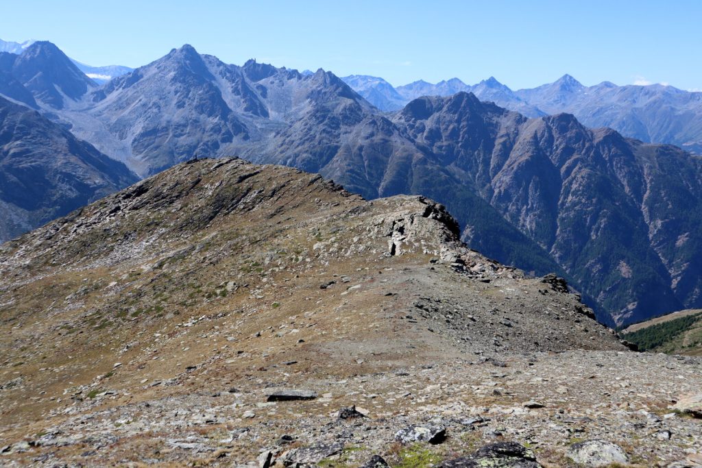 Przybliżona przełęcz Sattel z górnego wypłaszczenia - widoczny bloczek skalny