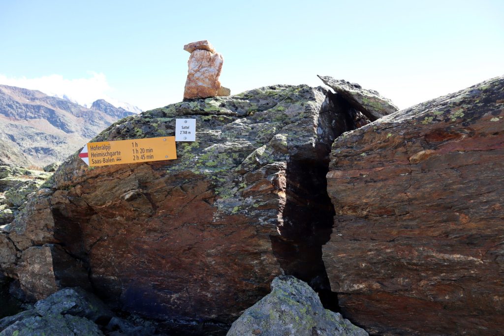 Tabliczki na wyniesieniu terenu obok przełęczy