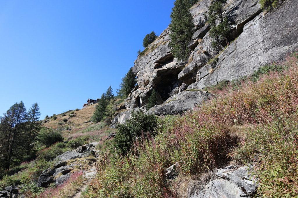 Wielkie skały mijane podczas zejścia do Saas-Grund