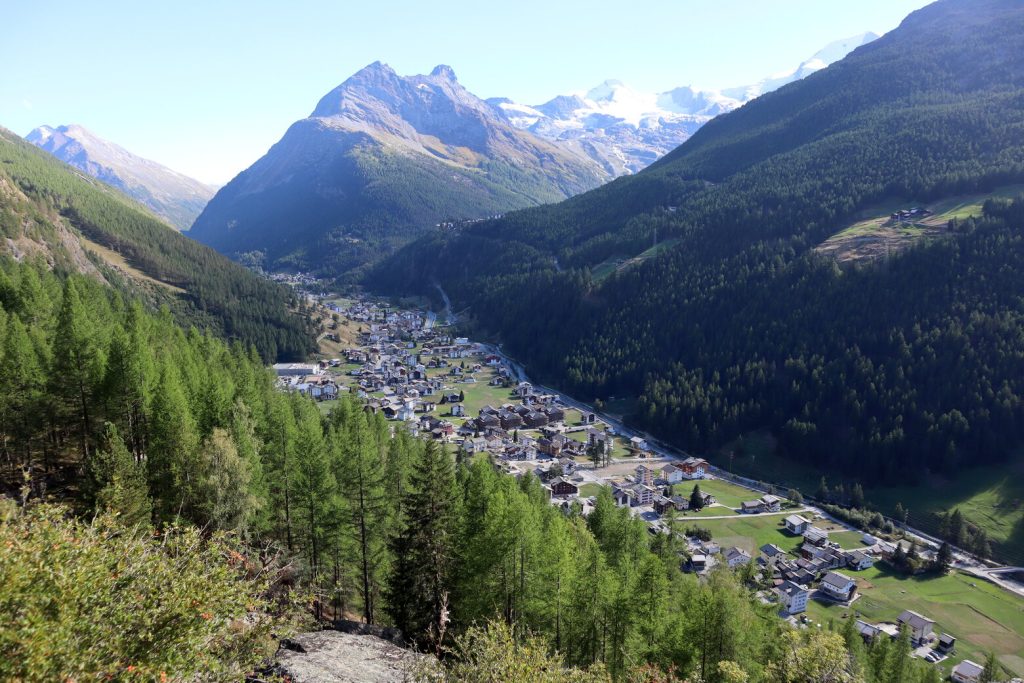 Saas-Grund na tle górującego nad nim Mittaghornu