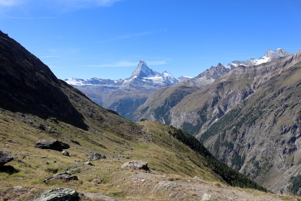 Matterhorn ze szlaku po przejściu sypkich żlebów