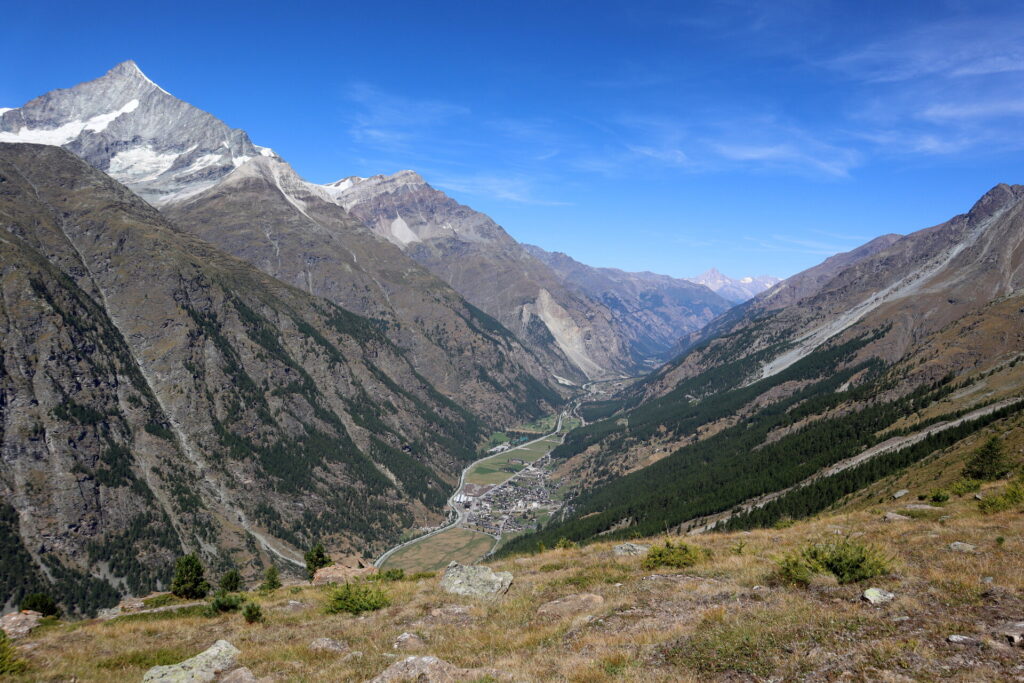 Dolina Mattertal i górujący nad nią Weisshorn