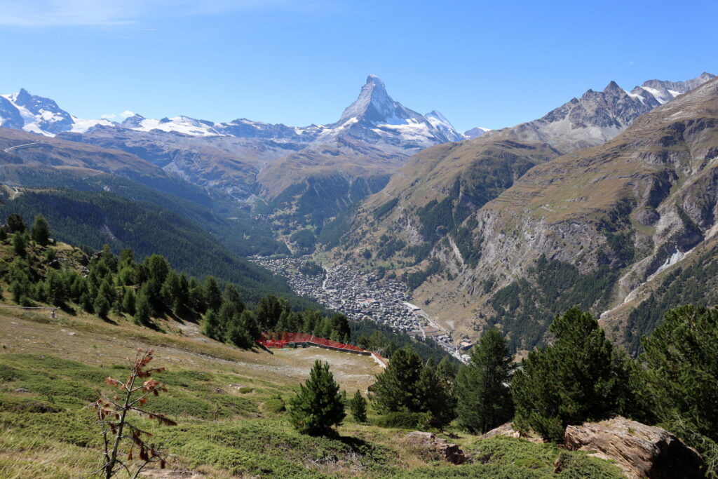 Matterhorn górujący nad Zermattem