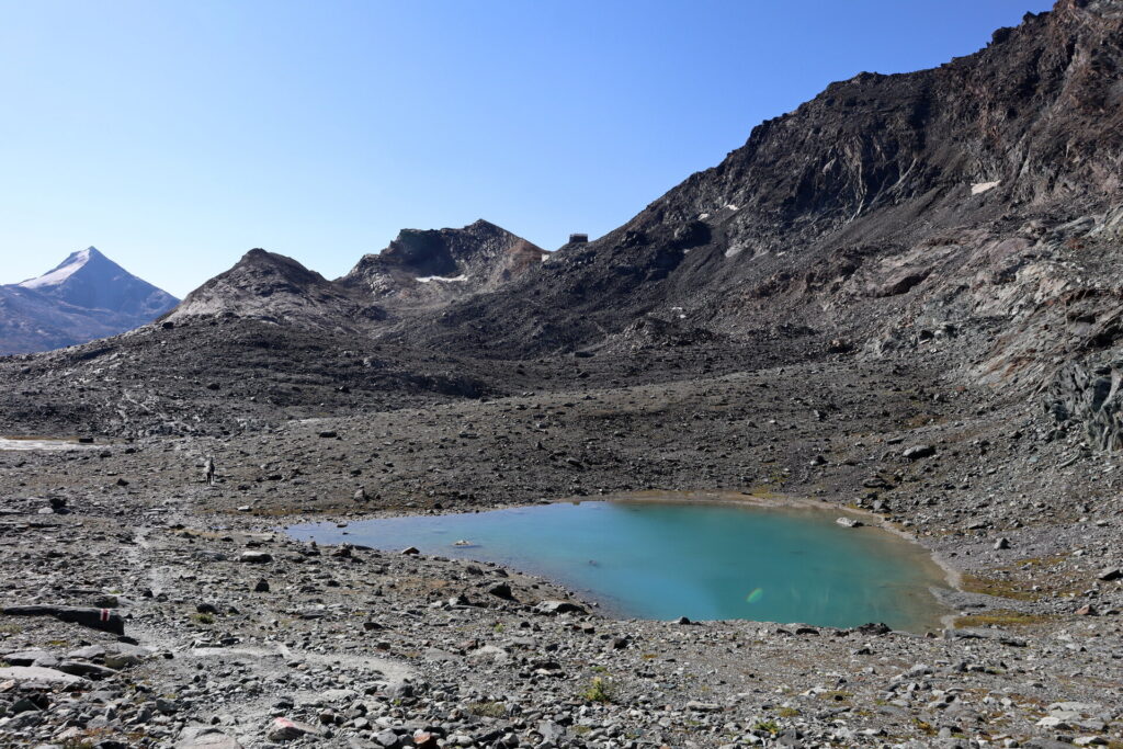 Klein Allalin i Britanniahütte z nad jednego ze stawków