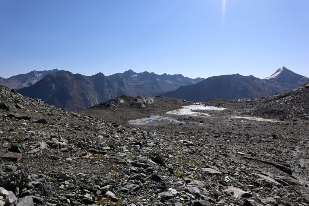 Płaska równinka przed podejściem do schroniska Britanniahütte