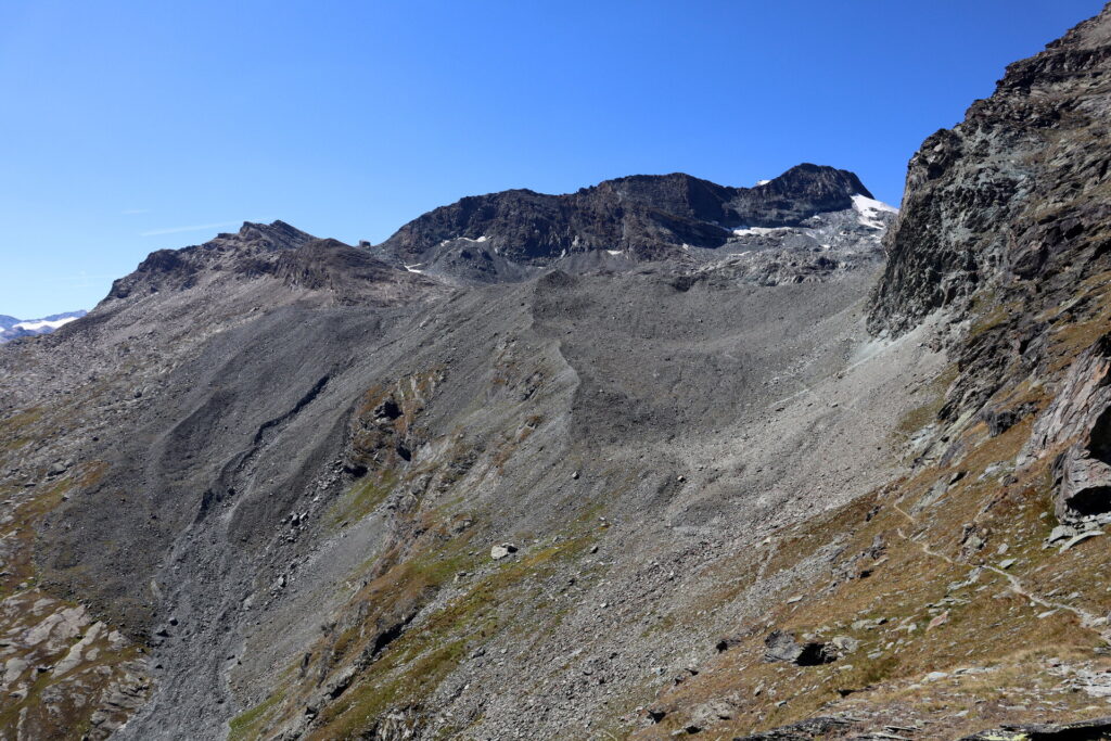 Klein Allalin i Britanniahütte widziane z trawersu