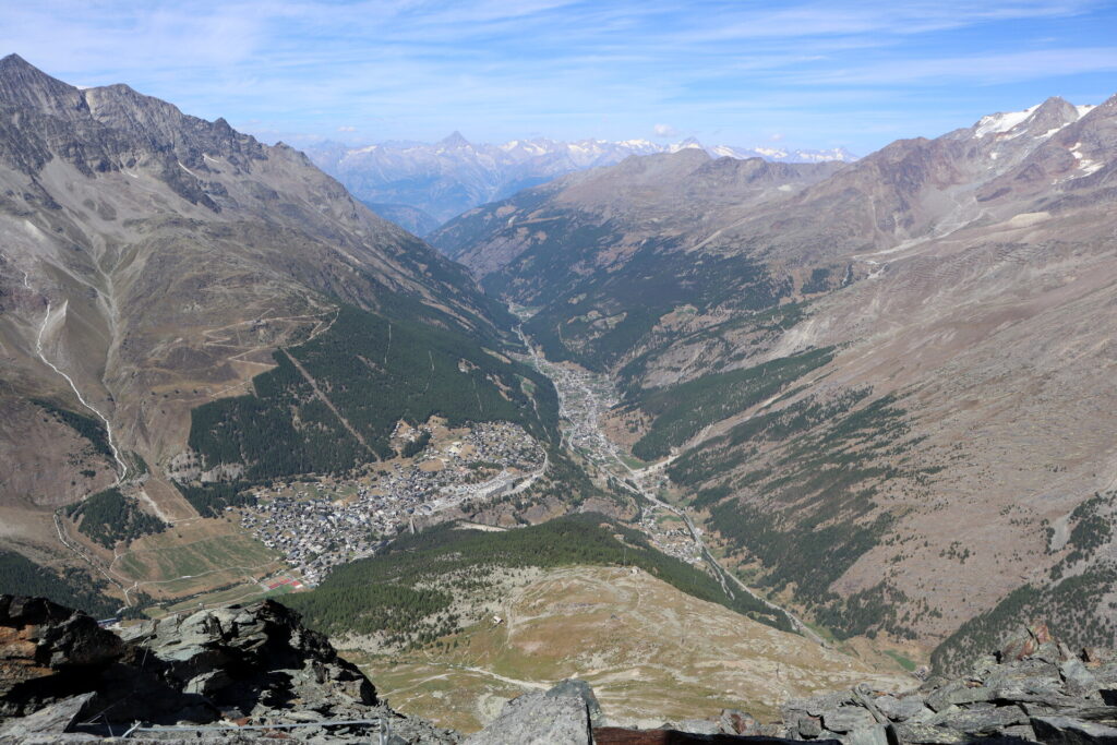 Saas-Fee i Saas-Grund widziane z Mittaghorna