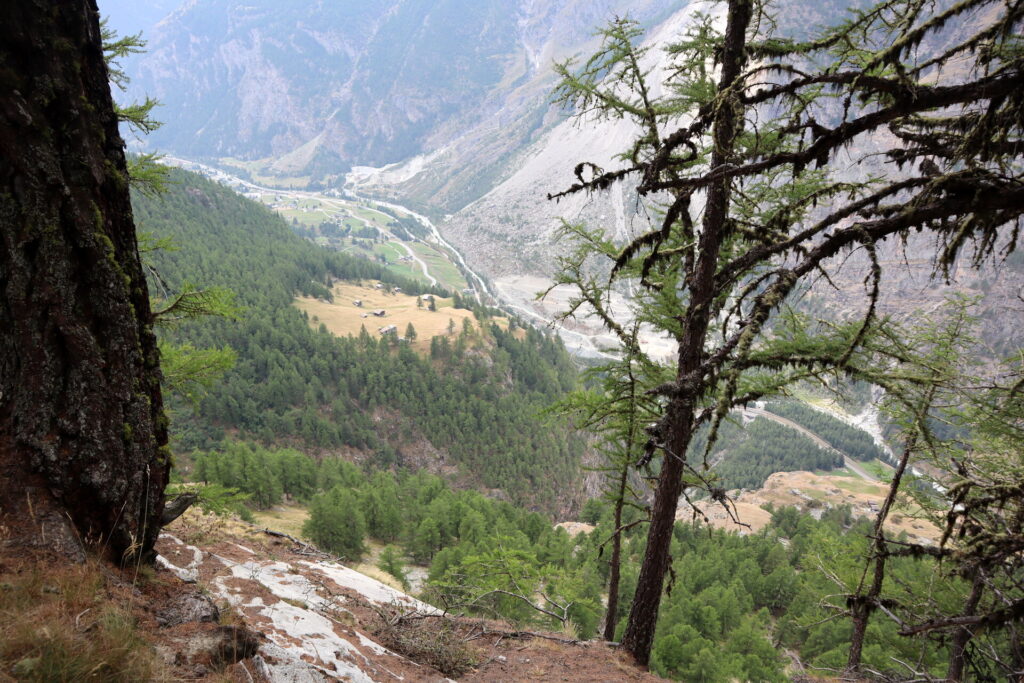 Widok w dół na dolinę Mattertal
